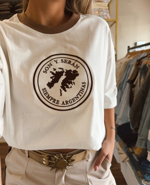 REMERA MALVINAS NATURAL BORDADA