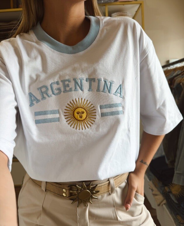 REMERA BLANCA ARGENTINA Y BANDERAS BORDADA