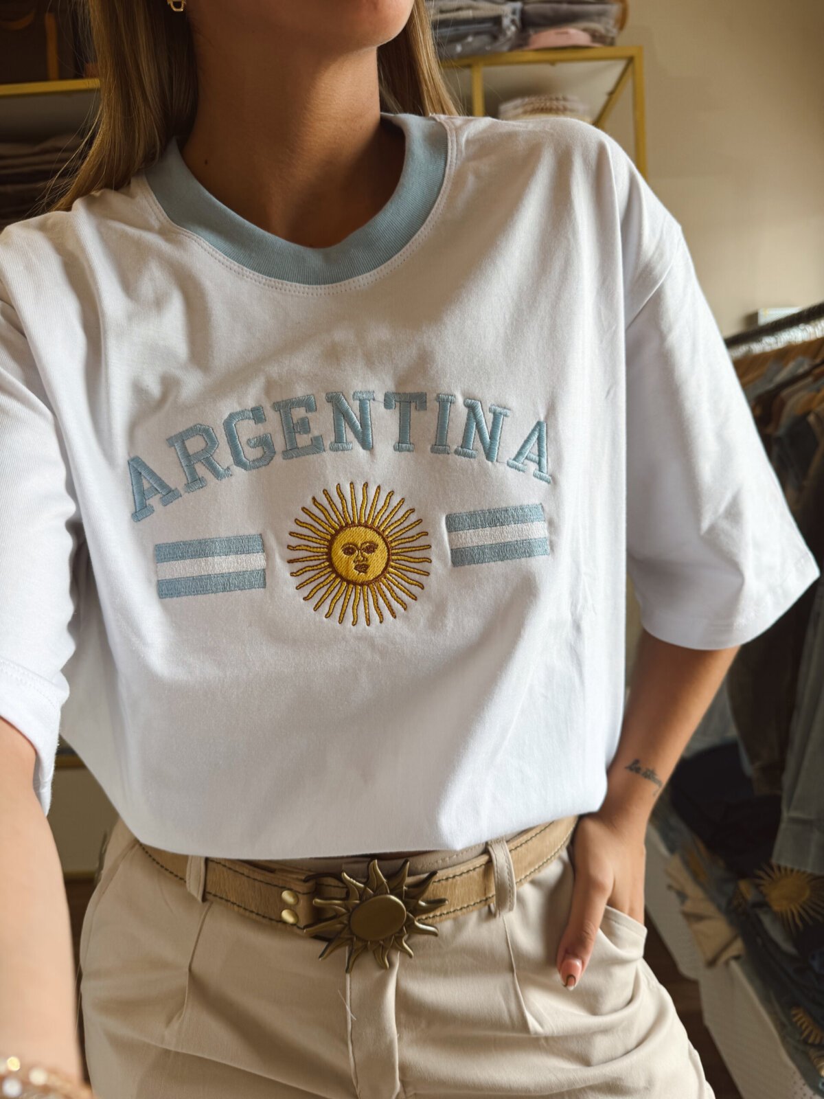REMERA BLANCA ARGENTINA Y BANDERAS BORDADA