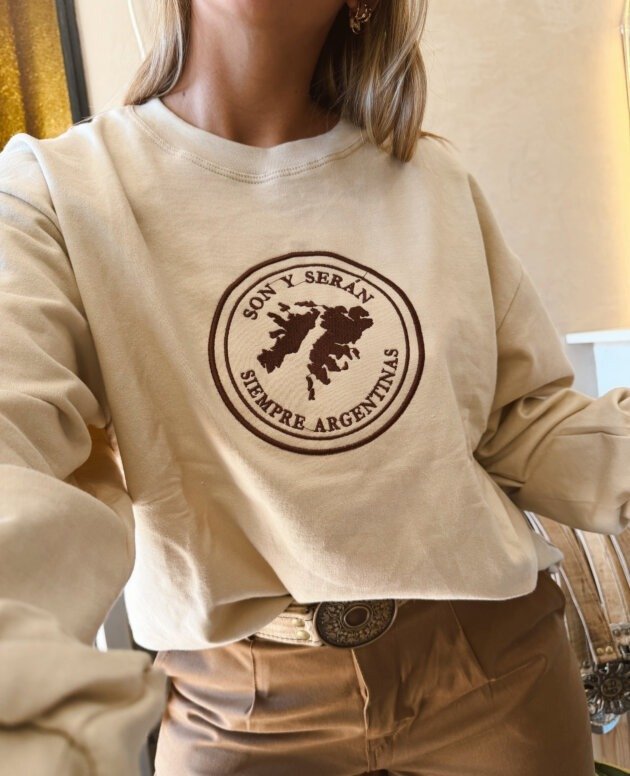 BUZO BEIGE MALVINAS ARGENTINAS BORDADO