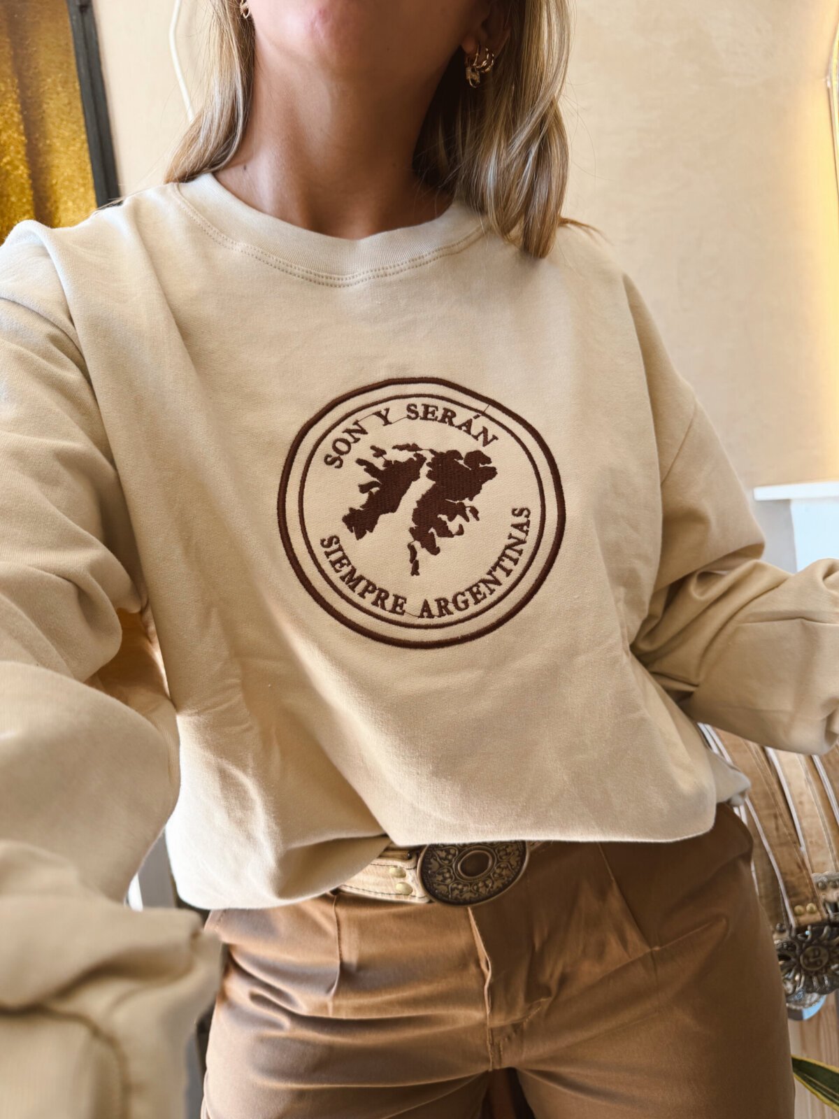 BUZO BEIGE MALVINAS ARGENTINAS BORDADO