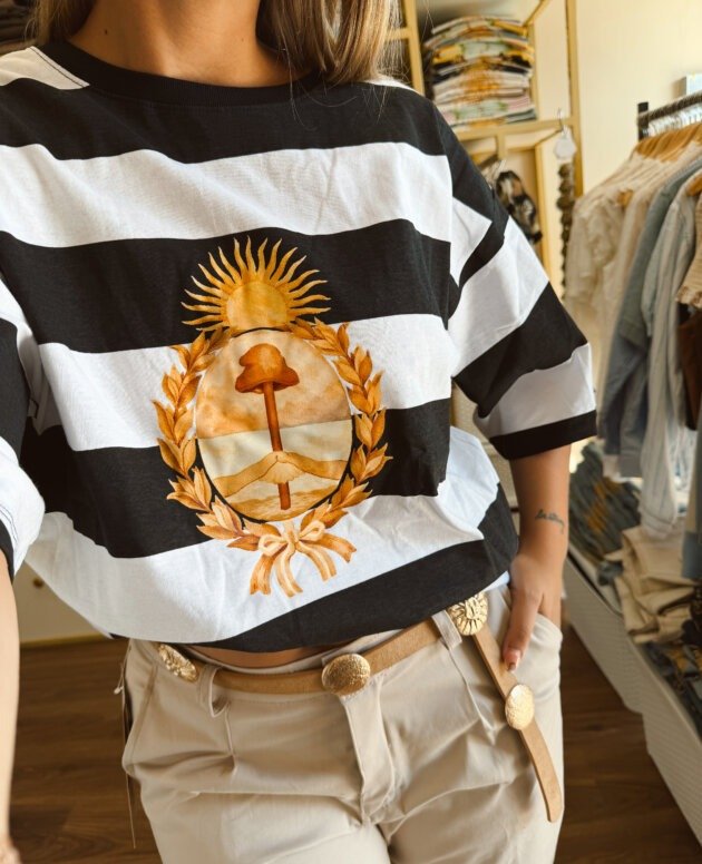 REMERA ESCUDO BLANCO Y NEGRO