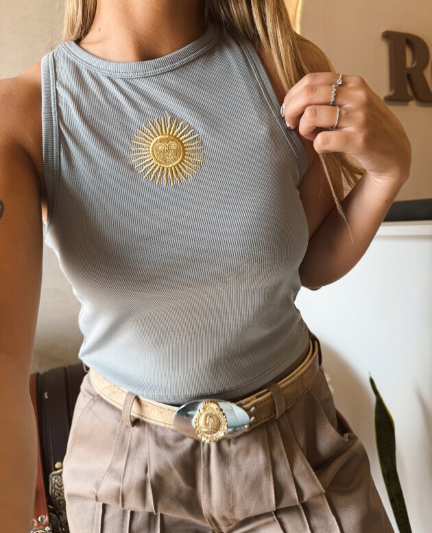 REMERA TOP SOL BORDADO GRIS