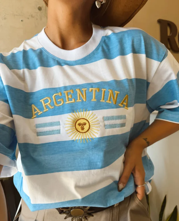 REMERA ARG Y BANDERAS CELESTE