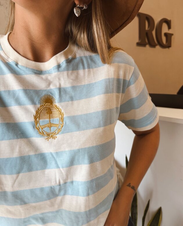 REMERA ESCUDO BORDADO