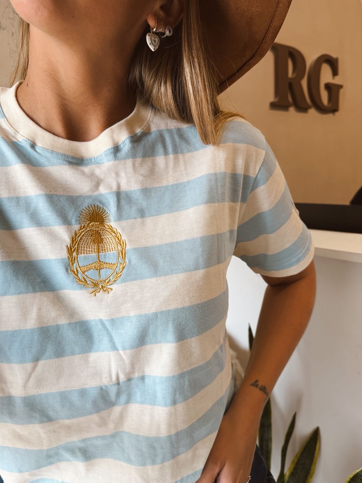 REMERA ESCUDO BORDADO