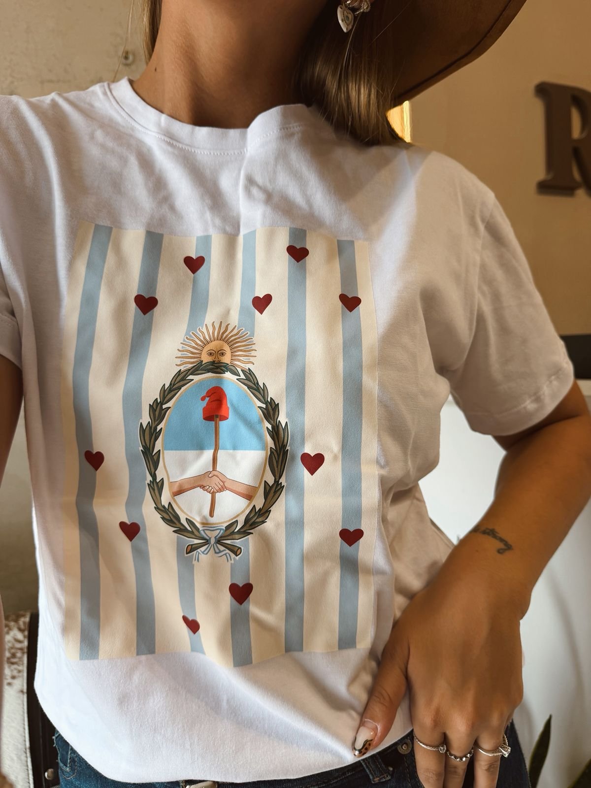REMERA ESCUDO CORAZONES