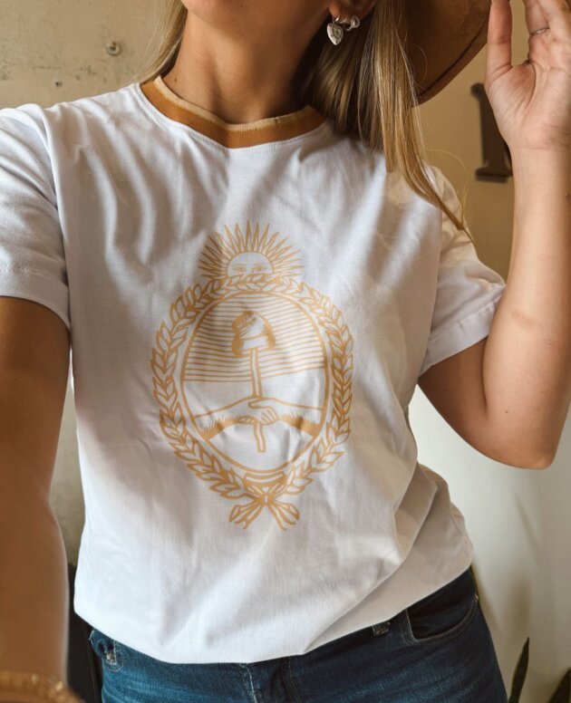 REMERA ESCUDO