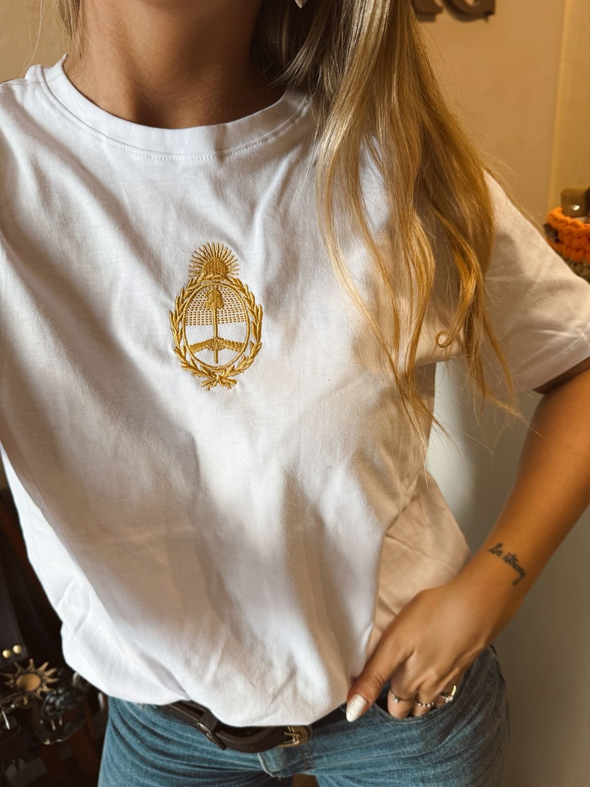 REMERA ESCUDO BORDADO - Image 2