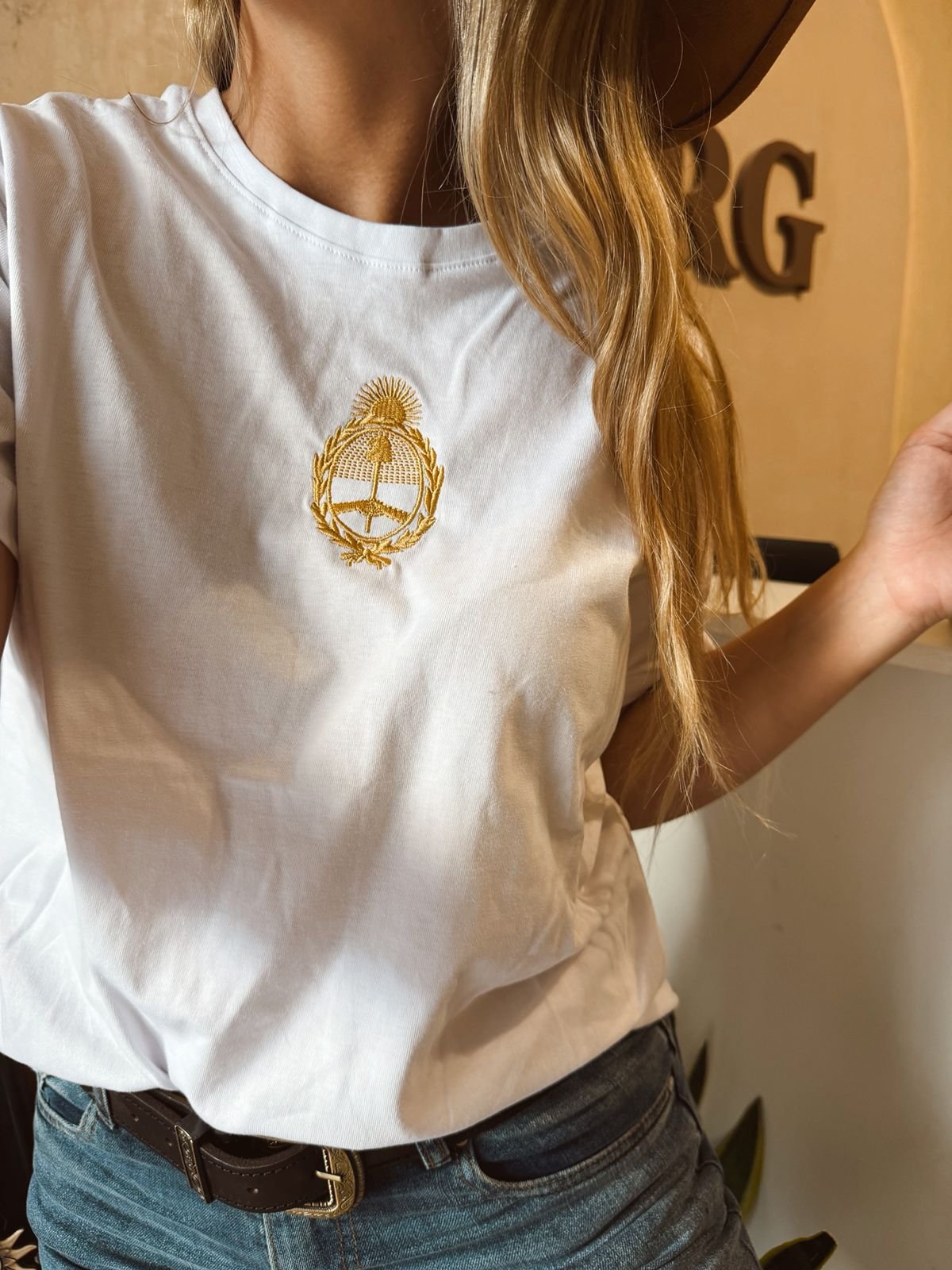 REMERA ESCUDO BORDADO
